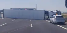 Esplode una gomma, il tir sbanda e si ribalta: terrore in autostrada, traffico paralizzato