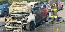 L’incidente spaventoso, poi l’incendio: coinvolte tre auto, traffico paralizzato