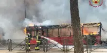 Bus in fiamme, terrore in Italia: le fiamme arrivano al balcone di un palazzo, spaventoso