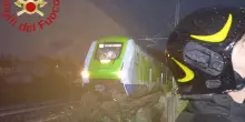 Albero sui binari in Italia, treni fermi nella regione: cosa succede