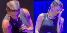 “Stop, la mia pancia…”. Alessandra Amoroso incintissima interrompe di colpo il concerto. Cosa è successo