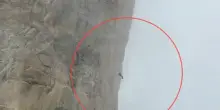 Ore di paura sul Monte Bianco: alpinista sospeso nel vuoto