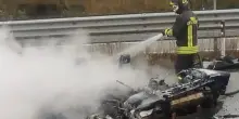 Incendio in strada: auto in fiamme e paura, traffico impazzito