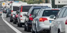 Caos in autostrada, camion si ribalta: code chilometriche. Soccorsi d’emergenza per gli automobilisti