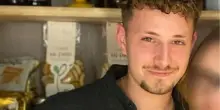 Fa un incidente, sopravvive ma lo travolgono subito dopo: dramma totale per il 21enne
