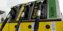 Stop diesel Euro 5 rinviato al 2026, scontro in aula e accuse al governo: il M5S abbandona la commissione