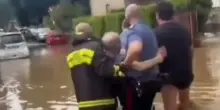 Esonda il fiume in Italia, persone intrappolate nell’acqua: video da brividi