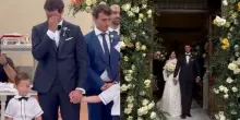 Lacrime all’altare con i figli accanto e ben tre cambi d’abito: che matrimonio per la vip di Canale 5 e il famoso compagno