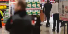 Terrore al supermercato, undici persone accoltellate da un uomo: la situazione
