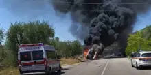 Impatto devastante con una ambulanza, i veicoli coinvolti prendono fuoco: tragedia sulla strada (VIDEO)