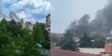 Italia, terribile incendio: colonna di fumo nero e vigili del fuoco sul posto. La situazione