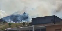 Italia. Incendio fuori controllo, le fiamme minacciano le case: “Inferno di fuoco”