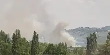 Incendio devastante, le fiamme arrivano in città: chiuso anche l’aeroporto. Cosa sta succedendo