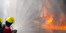 “Chiudetevi in casa!”. Esplosione in una fabbrica, nube tossica copre tutto. Aria irrespirabile