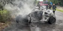 Tragedia sulla strada: auto in fiamme dopo l’incidente, addio proprio a lei