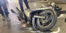 In due sullo scooter, poi l’impatto devastante: giovanissimi. Notte di sangue in Italia
