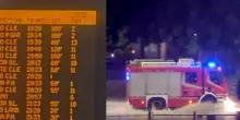 Emergenza maltempo in Italia, treni paralizzati: alberi sui binari bloccano tutto