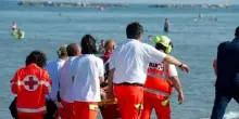 Tragedia in mare: padre muore in mare per salvare il pallone del figlio