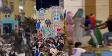 Assalto alla festa patronale, finisce malissimo: la folla si accalca, urlano tutti. Scena drammatica