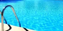 “Stanno soffocando, aiuto!”. Panico al centro estivo, bambini in piscina: l’allarme micidiale