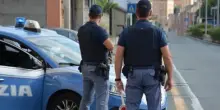 Italia. Fuori di sé in pieno giorno: aggredisce le auto e poi la polizia