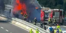 Scontro atroce tra auto e tir, incendio e chiusura  dell’autostrada. Code chilometriche