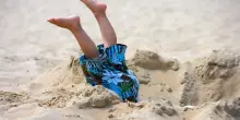 Scavare buche in spiaggia può uccidere: la tragedia di Montalto e i tanti precedenti ignorati