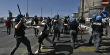 Italia, manifestazione degenera: scoppia il caos in strada, volano addirittura transenne