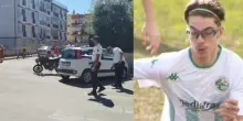 Tragedia in centro, auto contro moto: Antonio muore a 17 anni, l’urto atroce. Alla guida 84enne