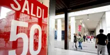 Saldi estivi 2025: sconti più alti, ma serve attenzione. Come evitare le trappole