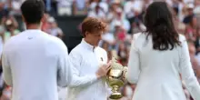 “Ha dovuto restituire la coppa”. Wimbledon, il trofeo lascia le mani di Jannik Sinner: ecco perché