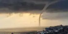 Maltempo, tromba marina arriva in spiaggia: paura e fuga tra i bagnanti
