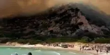 Inferno di fuoco a Villasimius, bagnanti in fuga dalla spiaggia