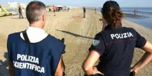 18enne denuncia stupro in mare: “Mi ha violentata in acqua”, panico in spiaggia