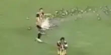 Atroce, fuochi d’artificio colpiscono in campo il calciatore dopo il gol della vittoria