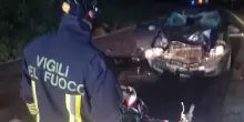 Moto si schianta contro auto, muore ragazzo di 16 anni: altri due coetanei coinvolti