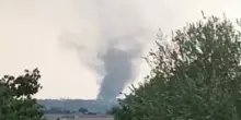 Detriti ovunque, paura: tromba d’aria improvvisa in arrivo forti temporali (VIDEO)