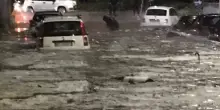 Bomba d’acqua all’alba su Roma, strade allagate e disagi
