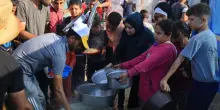 Gaza City sotto assedio, è strage: uccisi in fila per il pane