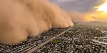 Tempesta di sabbia si abbatte sulla città: blackout, voli cancellati e piogge torrenziali