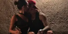 Fedez la bacia così, senza nascondersi: la foto fa impazzire i social, ora è ufficiale