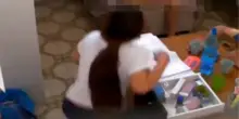 Schiaffi, pugni e minacce nelle Rsa, il video shock che mostra tutto: “Orrore puro”
