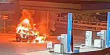 “Esplode tutto!”. Italia, auto in fiamme dal benzinaio, è panico: tutti in fuga