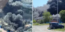 “Come una bomba”, orribile incendio in Italia, colonna di fumo visibile da chilometri: “Chiudete le finestre”
