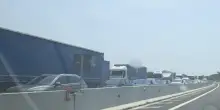 Incendio in autostrada, camion con Gpl in fiamme: rogo spaventoso, code per chilometri
