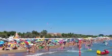 Italia, tragedia in spiaggia: bambino scompare mentre fa il bagno. La disperazione dei genitori