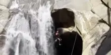 “È lui correte”. Ritrovamento atroce, incastrato nella cascata: era scomparso da giorni (VIDEO)