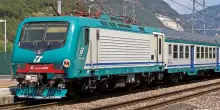 Carro merci si scontra con un treno regionale, panico sui binari: tutto bloccato