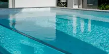 Orrore in Italia, bimbo di 2 anni annega in piscina. I genitori erano lì
