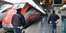 Panico vero. Genitori della bambina salgono sul treno che parte, poi si rendono conto della realtà…